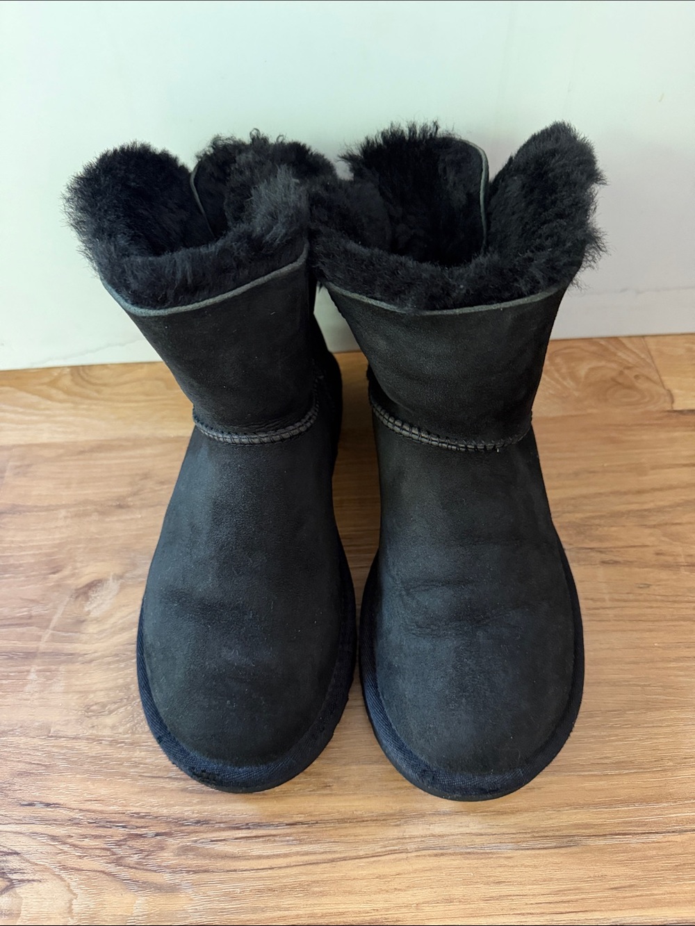 UGG Mini Bailey Bow II Boots Women's Size 7 Black Suede Sheepskin Ankle Boo